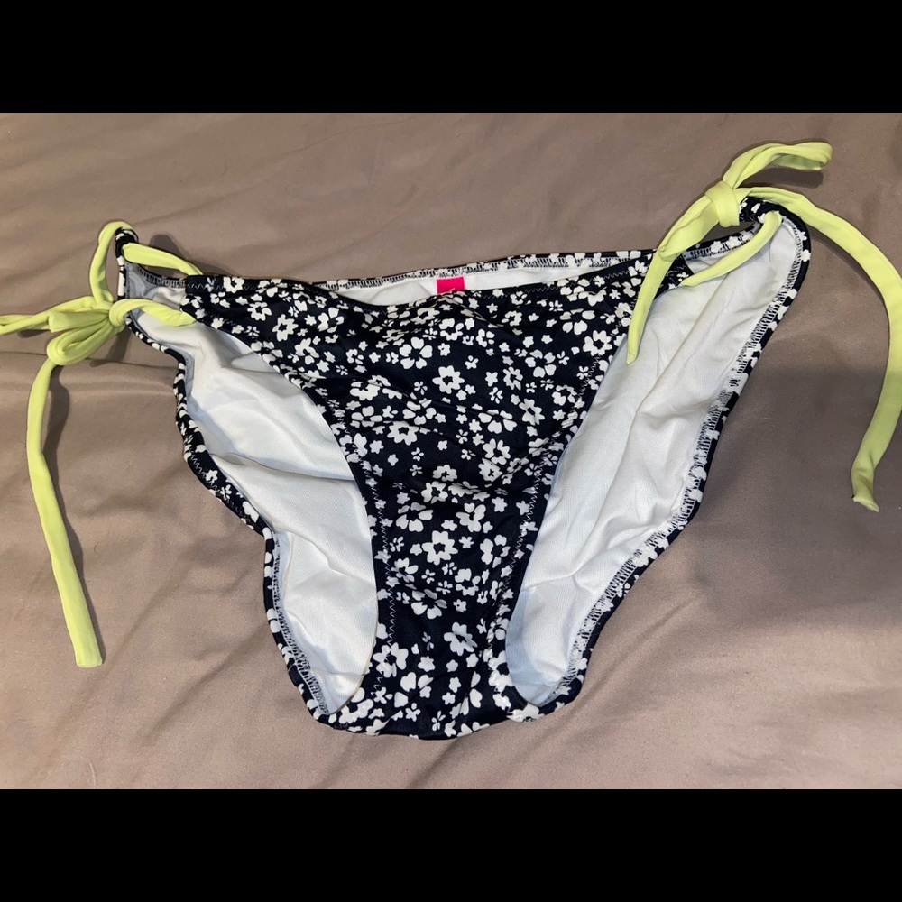 Victoria Secret Medium Bikinj Bottoms